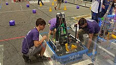 Jesenití studenti pi práci s robotem
