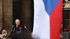 Václav Klaus před Obecním domem pronesl před svými příznivci projev. (28. října...