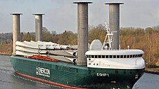 Lo pro pepravu veobecného nákladu E-Ship 1 proplouvá Kielským prplavem a...
