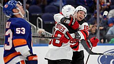Ond�ej Palát (vpravo) a Jack Hughes z New Jersey slaví vst�elenou branku v...