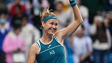 Marie Bouzková mává fanoukm v Nan-changu po vítzství v semifinále.