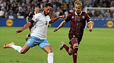 Izraelský fotbalista Sagiv Jehezkel (vlevo).