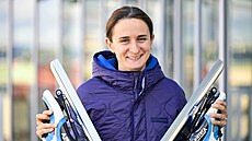 Rychlobrusla�ka Martina Sáblíková pózuje na tiskové konferenci p�ed novou...
