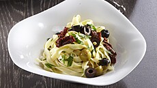 Tagliatelle se su�en�mi raj�aty a olivami