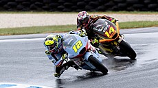 Filip Sala se drí ped Italem Tonym Arbolinem bhem Velké ceny Austrálie.