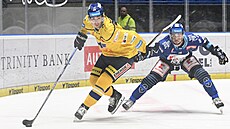 Adam Kubík z Bud�jovic napadaný kladenským Ond�ej Slová�kem.