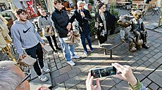 Socha Hurvínka p�i�la o hlavu. Mladík se k �inu p�iznal a uhradil vzniklou �kodu.