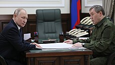 Ruský prezident Vladimir Putin a náelník ruského generálního tábu generál...