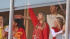Taylor Swift v barvách Kansas City Chiefs.