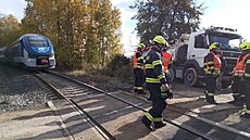 St�et nákladního automobilu s projí�d�jícím osobním vlakem na�t�stí skon�il bez...