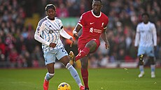 Ibrahima Konate z Liverpoolu pihrává v zápase proti Nottinghamu.