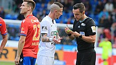 Ji�í Flei�man z Karviné není spokojený s rozhodnutím rozhod�ího v zápase proti...