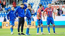Zklamaní fotbalisté Plzn po prohraném zápase s Karvinou.
