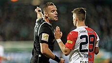 Rozhodí Karel Rouek napomíná Michala Tomie v utkání Bohemians - Slavia Praha.