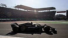 Lewis Hamilton projídí ve svém Mercedesu posledním sektorem okruhu v Mexiku.