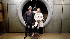 Generální �editel PBS Velká Bíte� Milan Macholán a ministryn� obrany Jana...