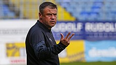 Boleslavský trenér Marek Kuli� radí svým sv��enc�m v zápase proti Zlínu.
