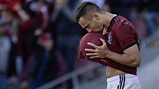 Jakub Pe�ek ze Sparty po vst�eleném gólu Bud�jovicím ukrýval mí� ve svém dresu.