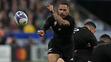 Novozélandský ragbista Aaron Smith bí za míem na mistrovství svta ve...