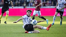 Bud�jovický Matou� Nikl padá za mí�em na trávníku Sparty.