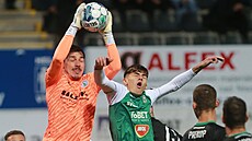 Branká Bohemians Martin Jedlika chytá mí ped jabloneckým Matouem Krulichem.