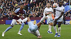 Lucas Paqueta z West Hamu zkouí nky na hiti Aston Villa.