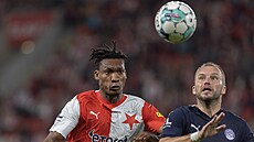 Slávista Muhamed Tijani chce od mí�e odstr�it Michala Kadlece ze Slovácka.