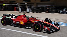 Charles Leclerc z Ferrari na trati kvalifikace sprintu v rámci Velké ceny USA...