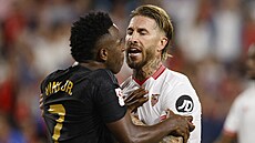 Vinícius Júnior z Realu Madrid (vlevo) a Sergio Ramos ze Sevilly se dostali do...