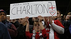 Fanouci Manchesteru United uctili památku legendárního Bobbyho Charltona.