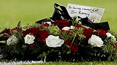 Fotbalisté Manchesteru United uctili památku legendárního Bobbyho Charltona.
