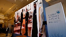 Egyptský prezident Abdal Fattáh Sísí (vpravo) vítá na summitu britského...
