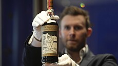 Láhev skoro 100 let staré skotské whisky Macallan (19. íjna 2023)