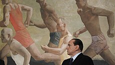 Italský premiér Silvio Berlusconi si prohlí�í výstavu obraz� ruského malí�e...