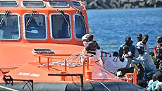 Na El Hierro p�iplulo v sobotu celkem 783 afrických migrant�. Na jednom z �lun�...