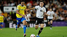 Chris Ramos (vlevo) z Cádizu v souboji s Pepelem z Valencie.