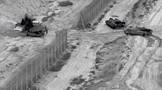 Izraelský noní pejezd obrnných vozidel a tank pes hranici Pásma Gazy (26....