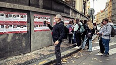 Lidé prohlíející si vyvené plakáty s informacemi o rukojmích Hamásu na Praze...
