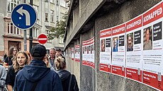 Plakáty s informacemi o rukojmích Hamásu, vyvené na Praze 1 (24. íjna 2023)