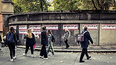 Plakáty s informacemi o rukojmích Hamásu, vyvené na Praze 1 (24. íjna 2023)