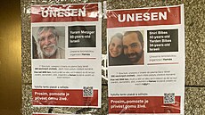 Plakáty s informacemi o rukojmích Hamásu, vyvené na zastávce metra Muzeum...