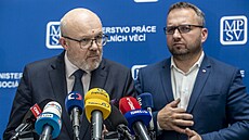 Ministr práce a sociálních věcí Marian Jurečka a ministr zdravotnictví Vlastimil Válek