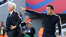 Barcelonský trenér Xavi Hernández (vpravo) udluje svým hrám pokyny bhem El...