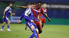 Martin Baturina (vlevo) z Dinama Záh�eb pod tlakem Ibrahima Traorého z Plzn�.