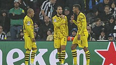 Felix Nmecha (vpravo) oslavuje se spoluhrái z Dortmundu svou trefu do sít...