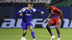 Plze�ský stoper Sampson Dweh (vpravo) brání k�ídelníka Dinama Záh�eb Gabriela...