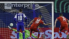 Tomá� Chorý (15) prom��uje pokutový kop a posílá Plze� do vedení nad Dinamem...