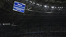 Obrazovka na stadionu Marseiller upozoruje fanouky, e utkání proti Lyonu je...