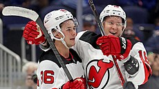 Jack Hughes (86) a Ondej Palát slaví gól New Jersey Devils.