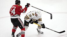 Pavel Zacha (18) z Boston Bruins zastavuje útonou akci Borise Katchouka z...